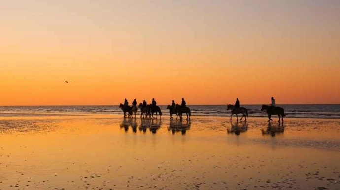 Balade à cheval au coucher du soleil sur la plage, activité de teambuilding en Normandie
