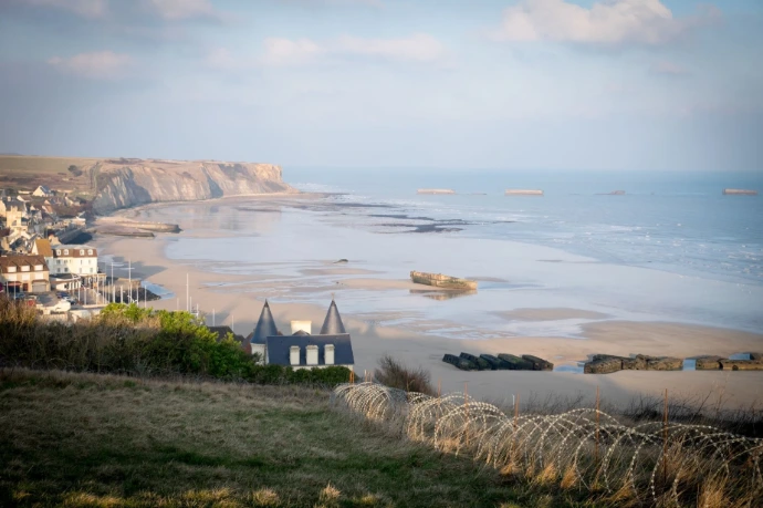 Littoral normand, maisons face à la mer et plage à marée basse